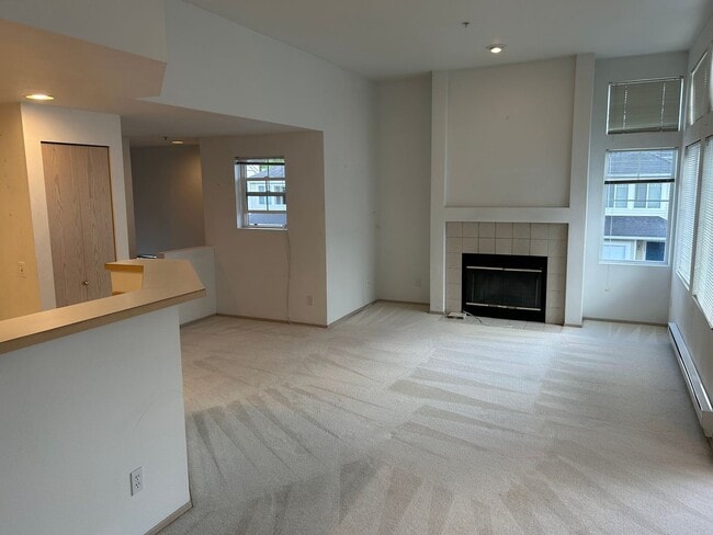 Building Photo - 2 Bed, 2 bath Condo w/garage in West Bay at The Lakes in Kent, $2550/mo.
