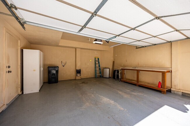 Building Photo - 6144 Fox Point Cir