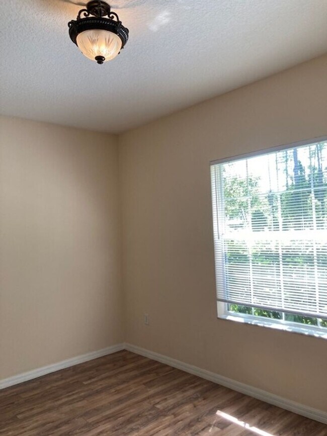 Building Photo - Spacious 4/2/2 Home with Screened-In Porch...