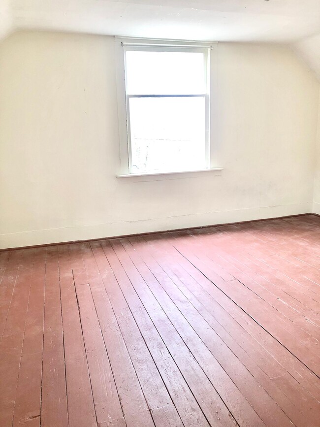 Building Photo - 418 W Cedar St