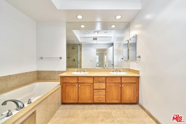 Building Photo - 2230 S Bentley Ave