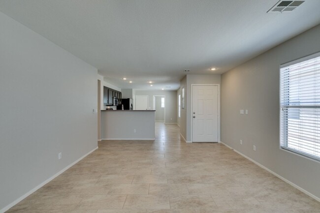 Building Photo - 2 bedroom + Den- Upgraded Flooring ready for immediate move in