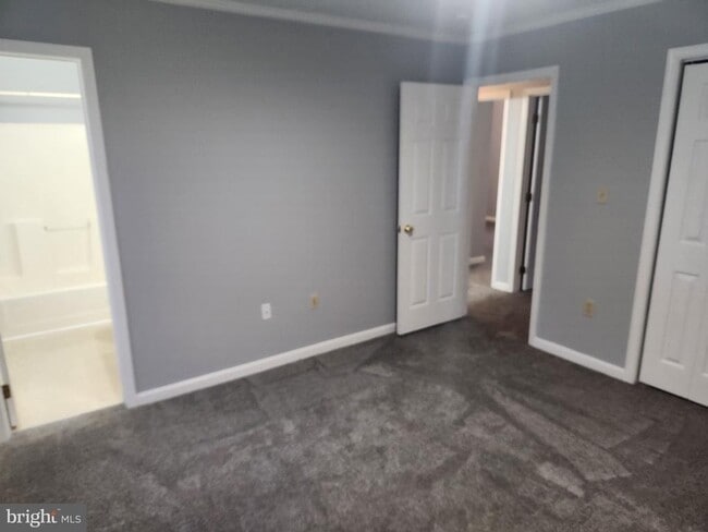 Building Photo - 121 Hampton Ct