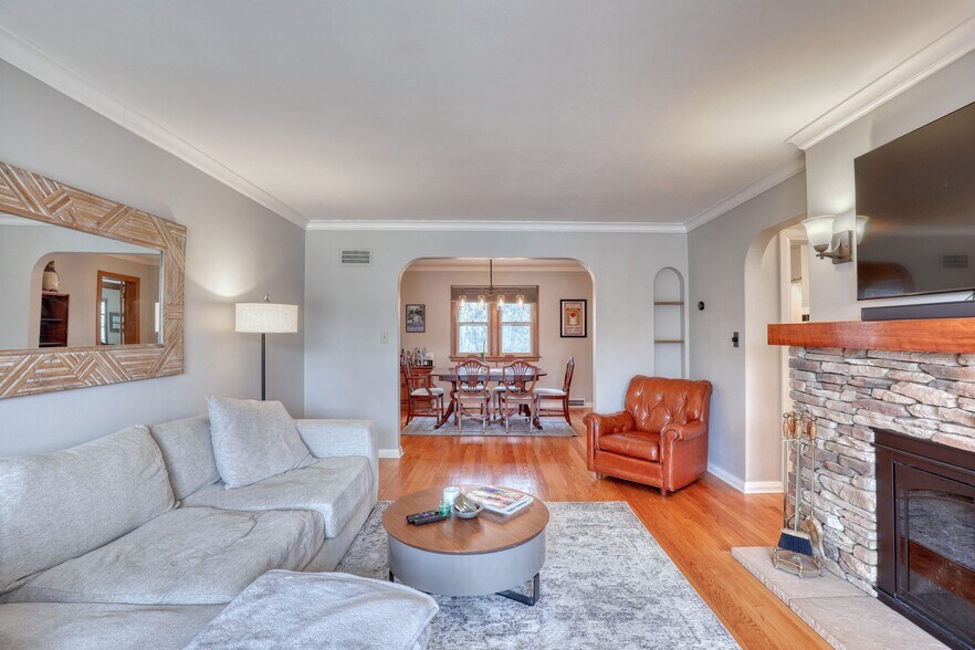 Large southern facing windows - 6132 W Wells St