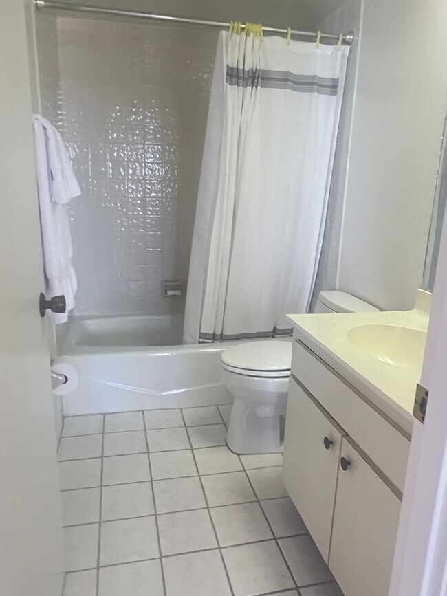 Building Photo - 2BR/2BA Condo on the Gulf in MacArthur Beach