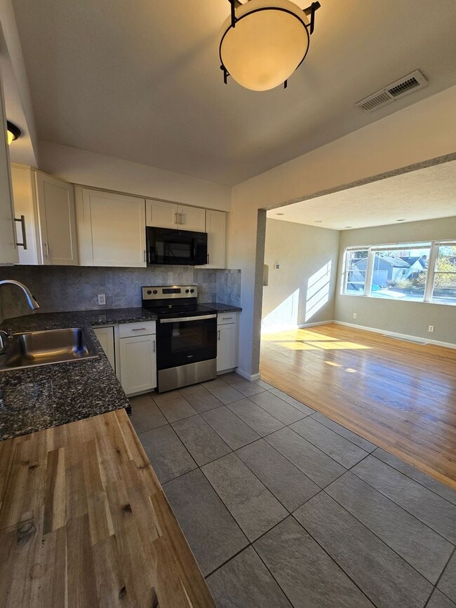 Building Photo - Pet Friendly & Steps Away From Idlewild Park and River!