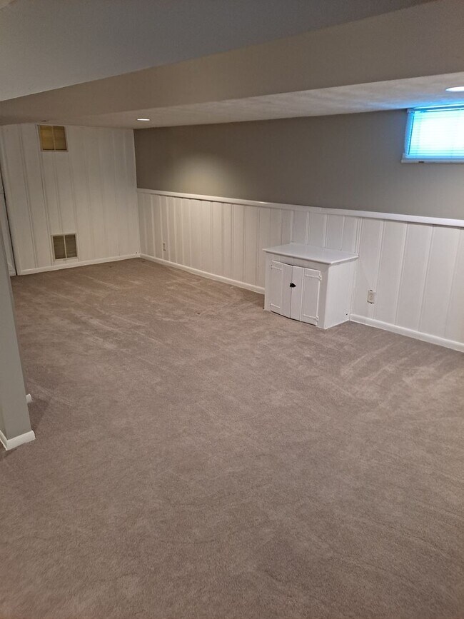 Building Photo - 3 bed 2 bath 1 car garage, with fenced in backyard right in Aksarben!