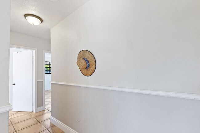 Building Photo - Beautiful Rustic Contemporary Duplex in Cu...