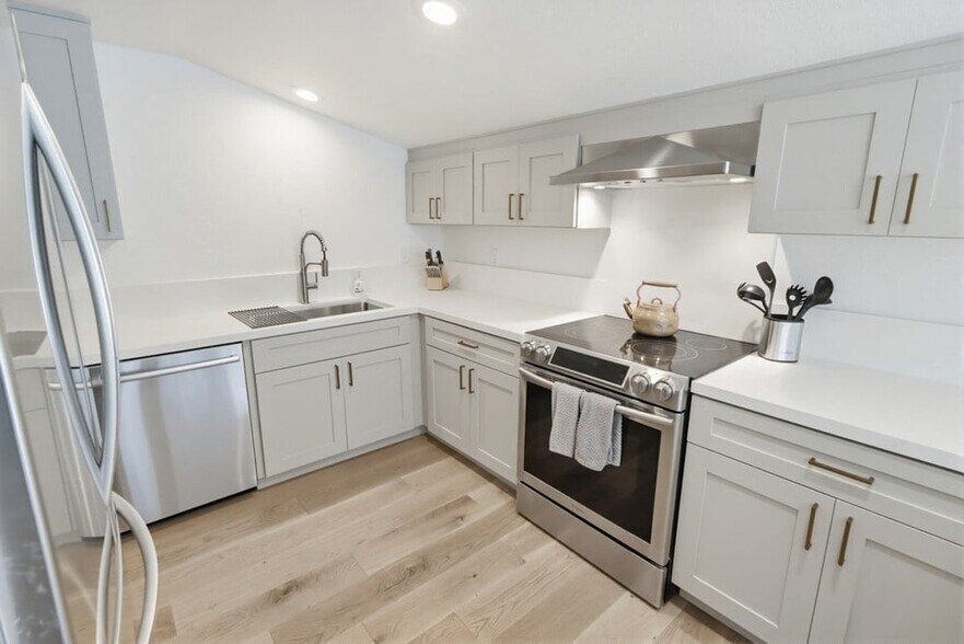 Building Photo - 561 S Sierra Ave