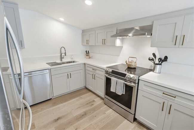 Building Photo - 521 S Sierra Ave