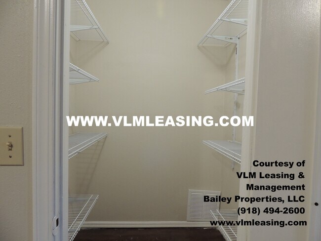 Building Photo - 404 W Vicksburg St