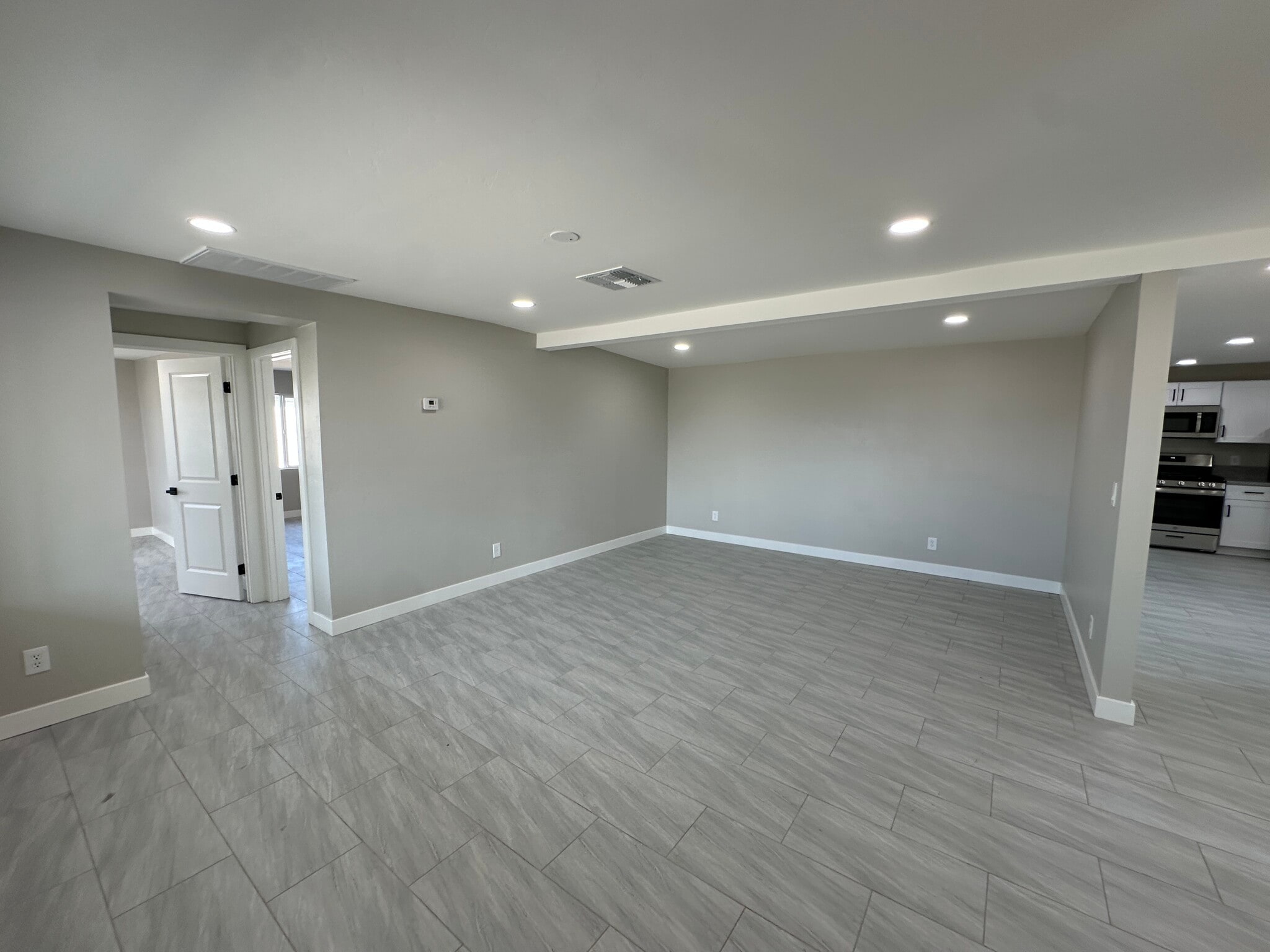Large living area w/plenty of room for your furniture, tv and entertaining - 1331 W Speedway Blvd