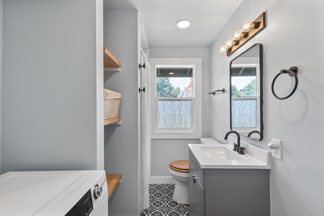 Building Photo - 3 Bedroom; 2 Bathroom near Hanscom Park!
