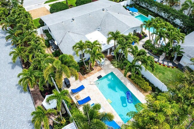 Building Photo - 342 NE 7th Ave