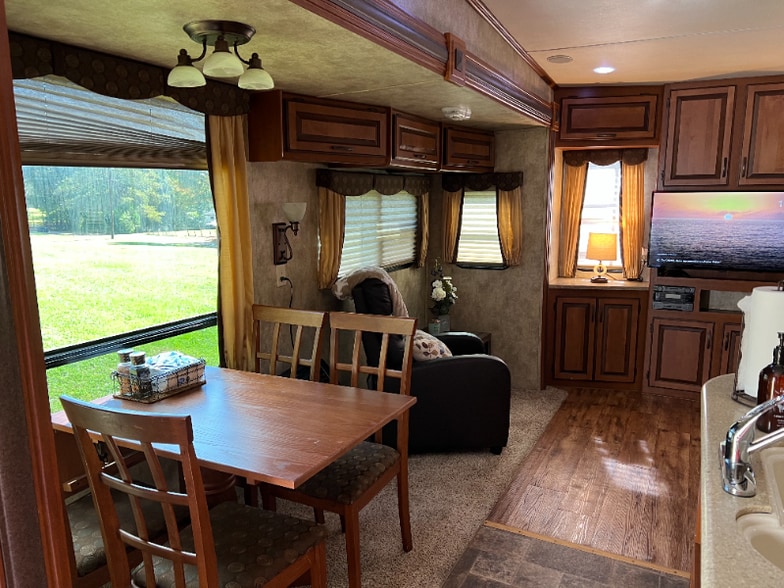 Building Photo - 7560 Chelsea Rd