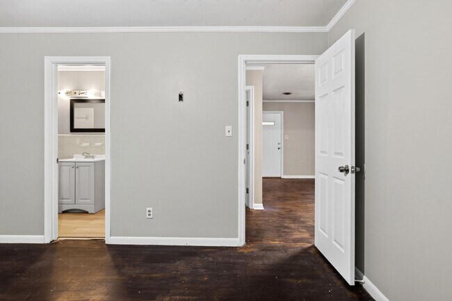 Building Photo - 3705 Crestview Pl