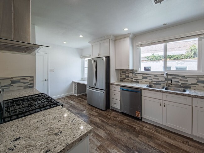 Building Photo - Elegant 3BD/2BA Oasis in the Heart of Glen...