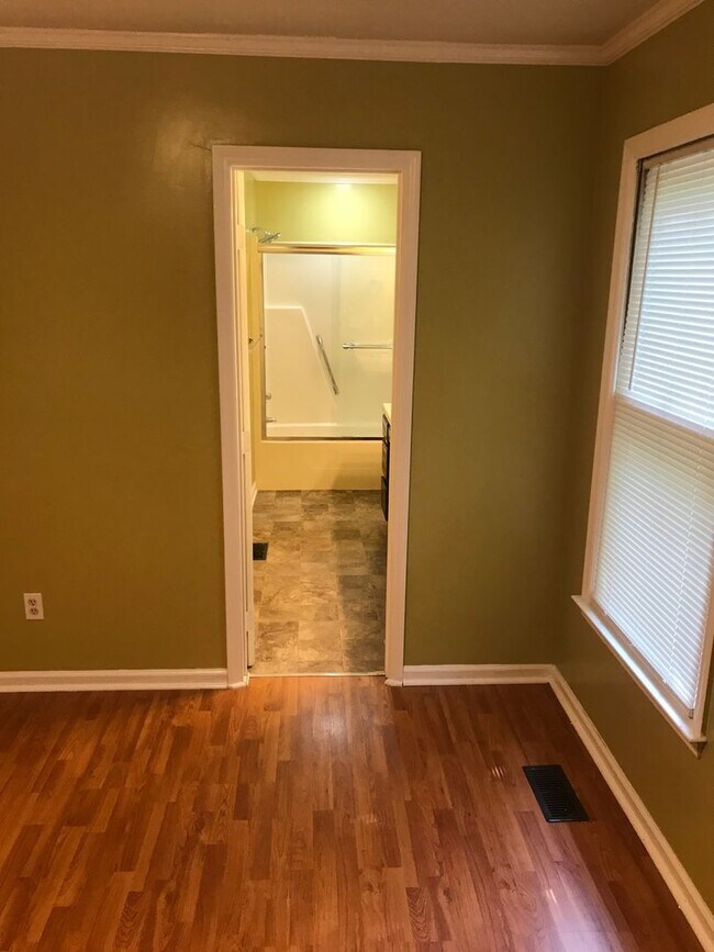 Building Photo - Nice Updated 3 bedrom 2 Bath Home in Becke...