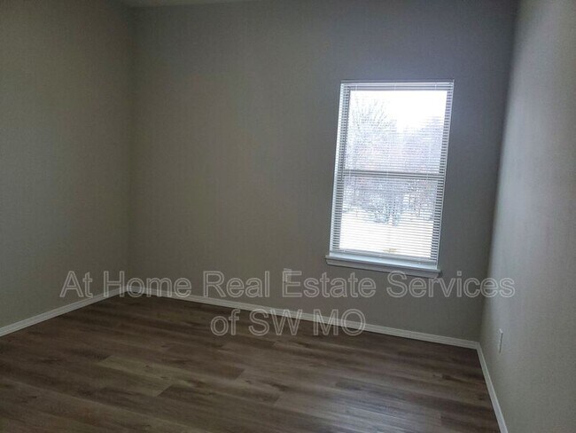 Building Photo - 624 S Southgate Dr