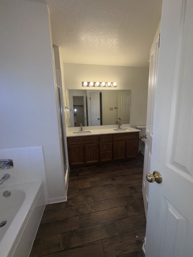 Building Photo - 1801 Thomas Ct
