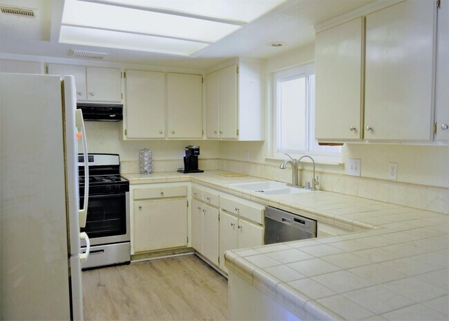 Building Photo - 4 bedrooms House for rent