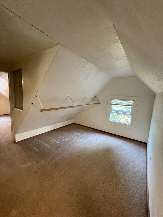 Building Photo - Vintage 3BR House Close to Campus!