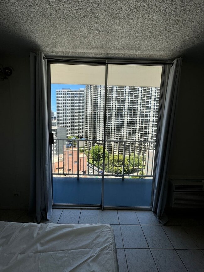 Building Photo - Partially Furnished Studio in Waikiki