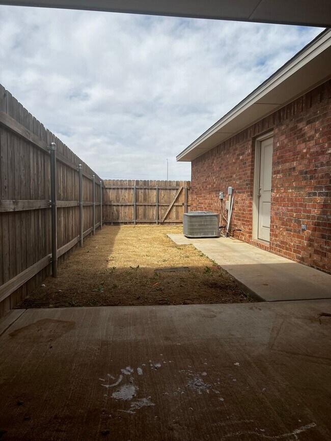 Building Photo - JULY PRE-LEASE! Spacious Townhome