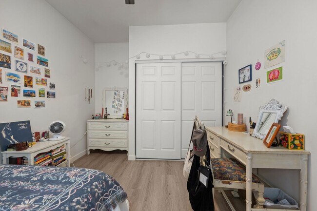 Building Photo - Private turfed yard!