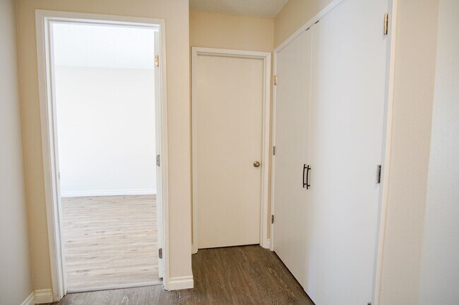 Building Photo - Great Refurbished Light & Bright 2Bed w/Private Entrance & Parking!