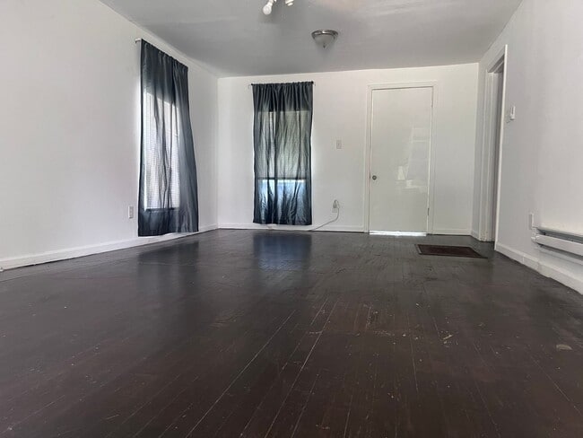 Building Photo - 2/1 in Southeast Sherman Near Rosedale Park