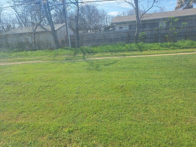 Building Photo - 2x1 Less Than $933 Big Yard, Pets OK