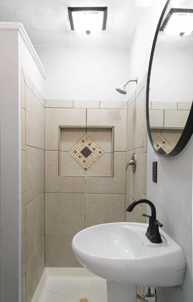 Building Photo - Student Housing Near the University of Dayton – Rent is $750 per bedroom (3 students), total leas...