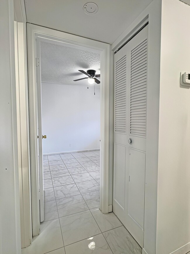 Building Photo - 889 Twin Lakes Dr