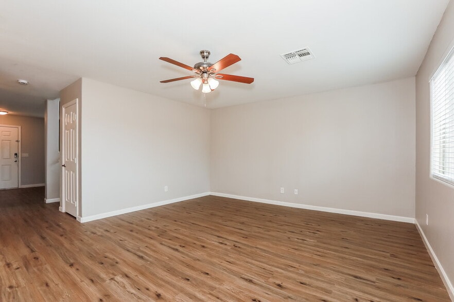 Building Photo - 1836 E Silversmith Trail