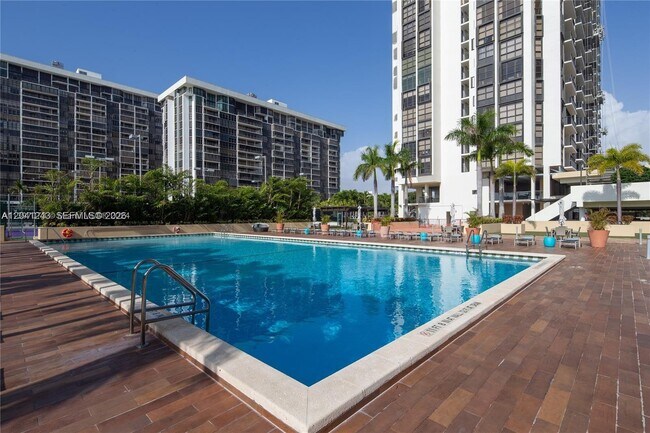 Building Photo - 1865 Brickell Ave