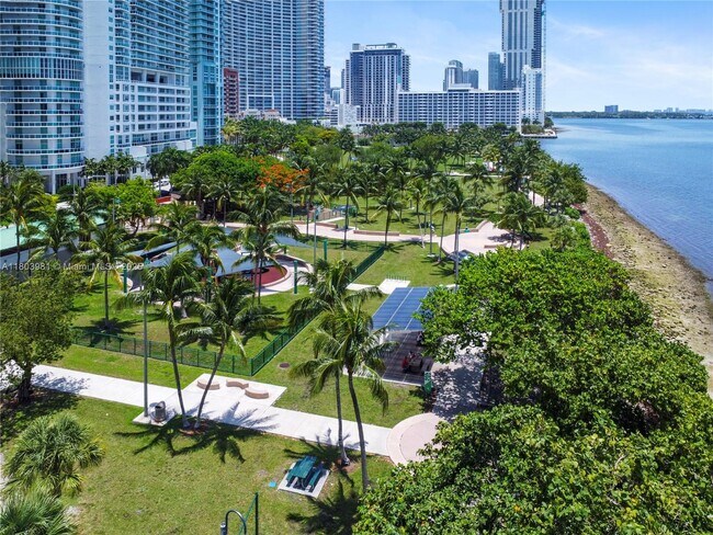 Building Photo - 1717 N Bayshore Dr