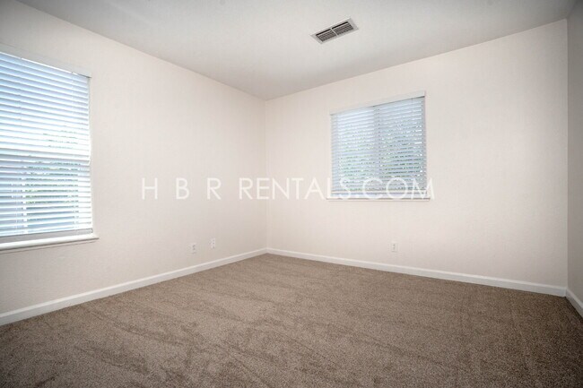 Building Photo - 803 Twin Oaks Dr