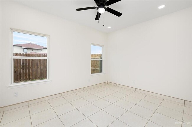Building Photo - 12 Valley S Cir