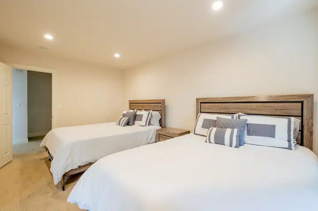 Building Photo - Hilltop 5BR Retreat w/ Sunset Views + Game Room