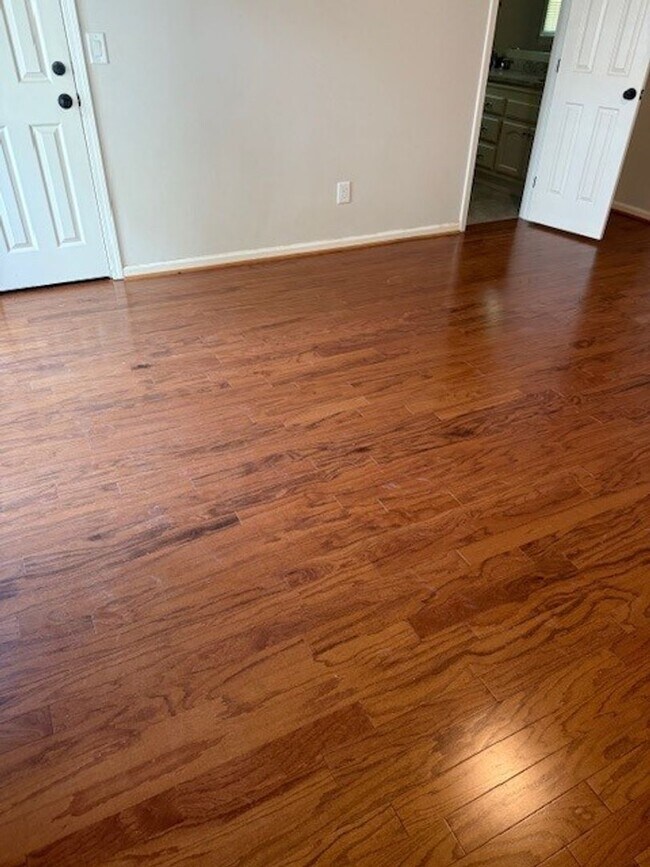 Building Photo - Beautiful 4 Bed 2.5 Bath Available Now!