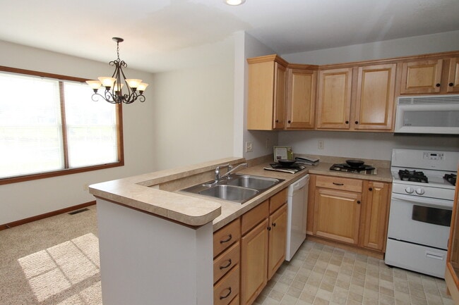 Building Photo - 3 Bedroom Condo Overlooking Pond!