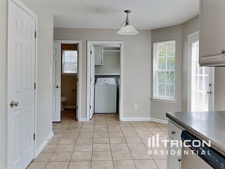 Building Photo - 146 Madelia Pl