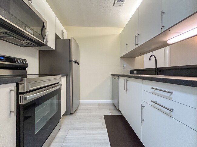 Building Photo - Beautiful Room for Rent in a 4/4 Unit - University Terrace West 511-D