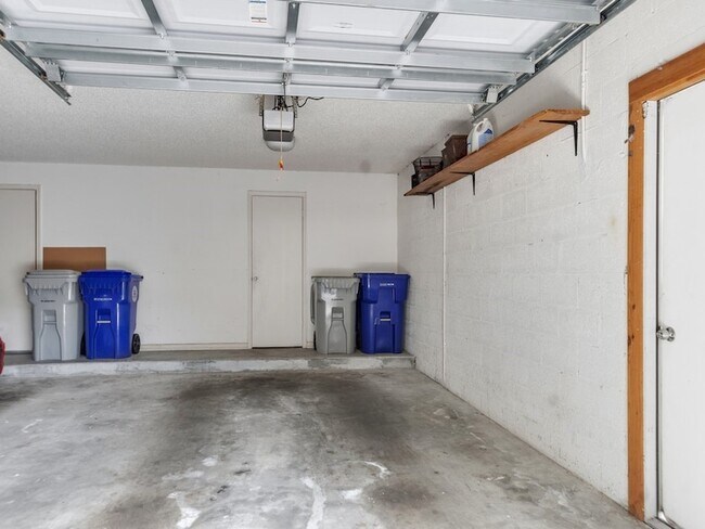 Building Photo - 101 Park Shores Cir