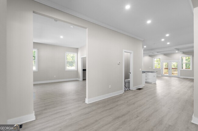 Building Photo - 1331 Diamond Ave SE