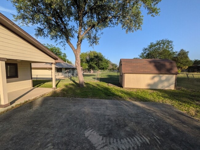 Building Photo - 6618 Cloverbend St