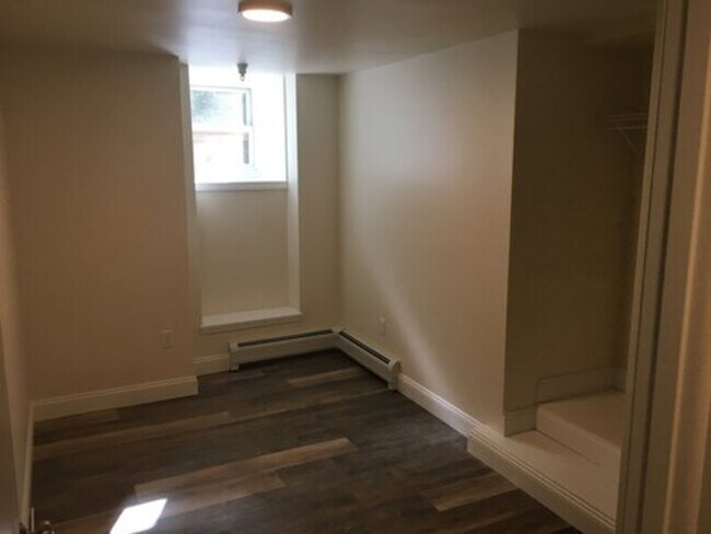 Building Photo - 323-325 College Street, Unit 10