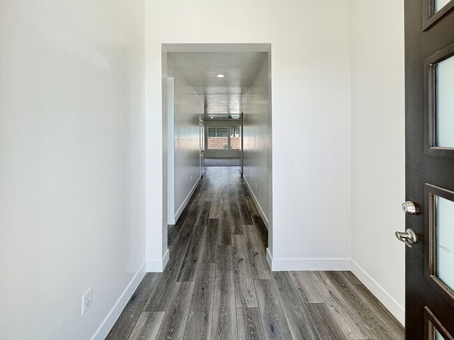 Building Photo - 3011 E Lavatera Dr