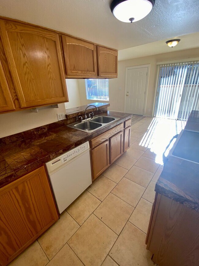 Building Photo - 2 Bedroom 1.5 Bath Townhouse in Fountain Hills